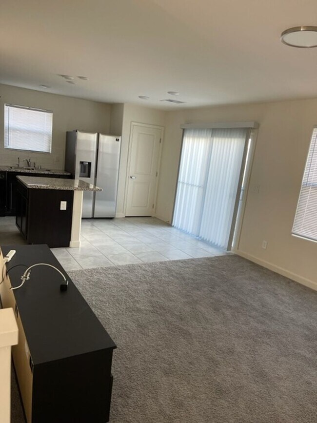 Building Photo - Beautiful Home with Open Living & Modern Finishes