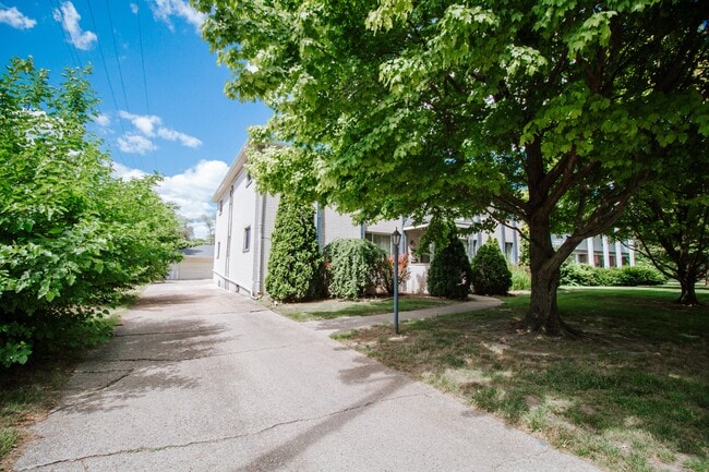 Building Photo - 3048 Carskaddon Ave