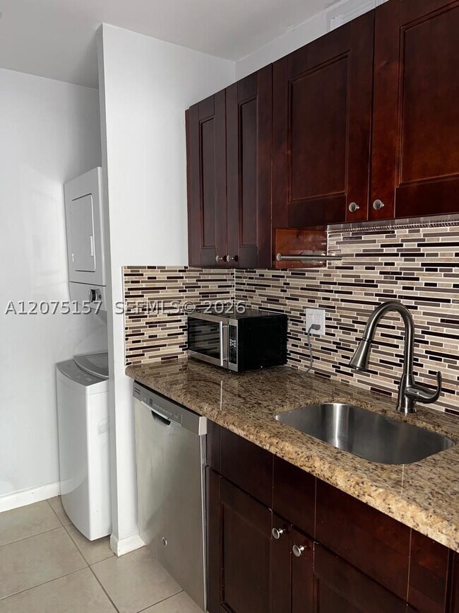 Building Photo - 10112 Twin Lakes Dr