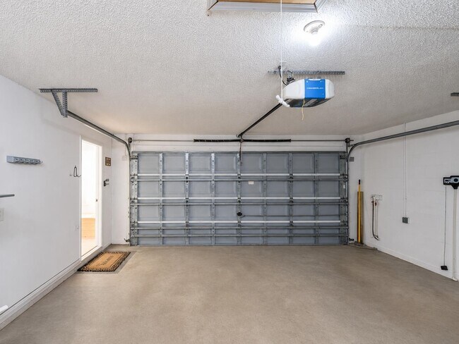 Building Photo - 405 Island View Cir