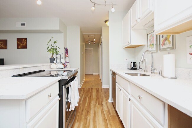 Building Photo - Furnished 1800 JPA Apartment Near UVA