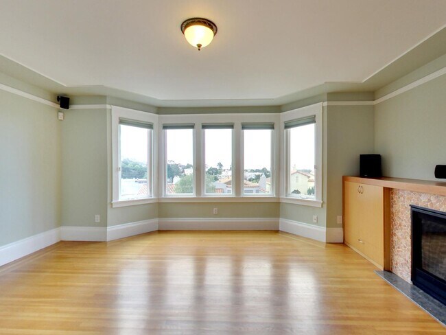 Building Photo - Stunning 4BR/3BA Home with Office, Laundry...