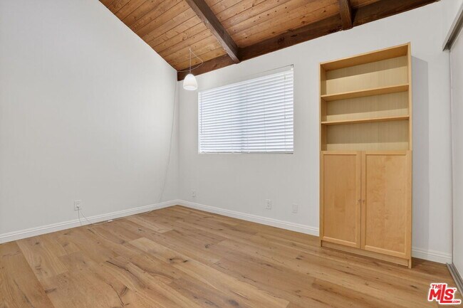 Building Photo - 8611 Burton Wy