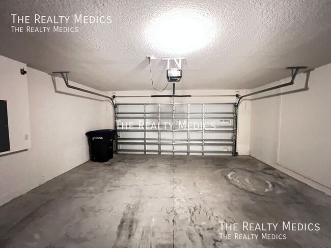 Building Photo - 4801 N Forest Ridge Blvd