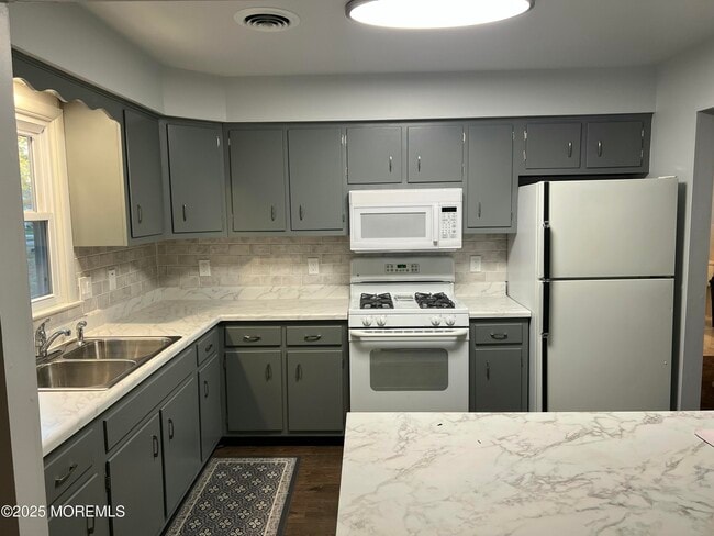 Building Photo - 927 Edgebrook Dr N