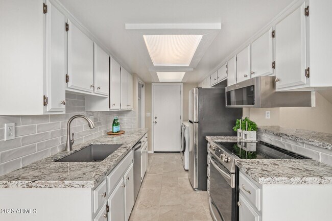 Building Photo - 8641 S 51st St
