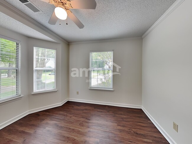 Building Photo - 3023 Laurelwood Dr