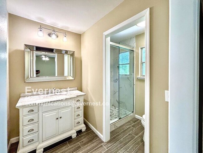 Building Photo - 3-Bedroom, 2-Bathroom Home with Basement a...