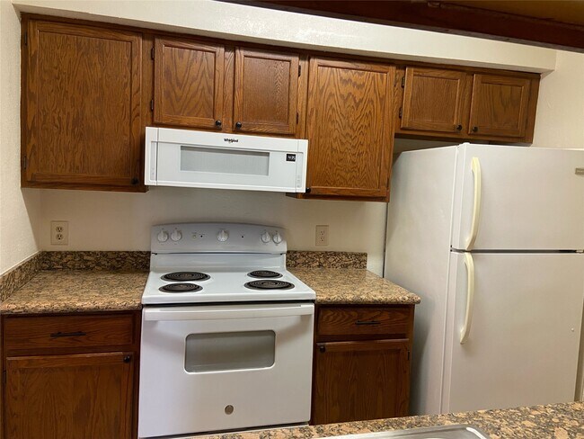 Building Photo - 17401 Red Oak Dr