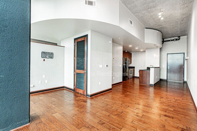 Building Photo - 1700 Bassett St