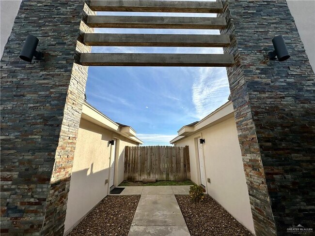 Building Photo - 18 Wolverine St