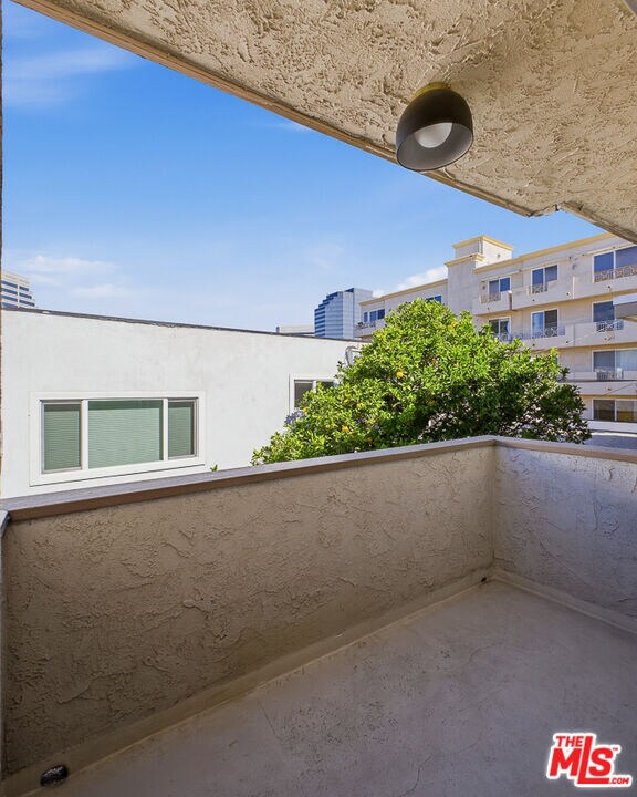 Building Photo - 1352 S Carmelina Ave