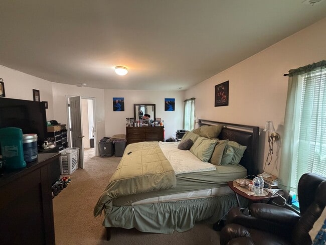 Building Photo - 3 Bdrm/2.5 Bth Home Located Close to I-95