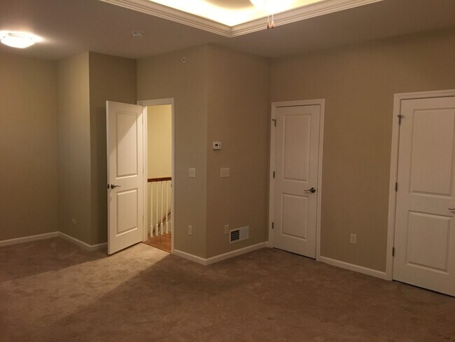 Building Photo - 3 Bedroom, 3 1/2 Bath Condo