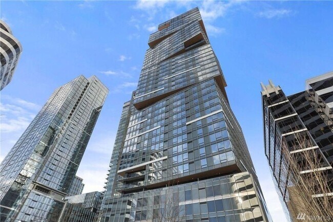 Primary Photo - Luxurious 2 bed/ 2 bath unit conveniently ...