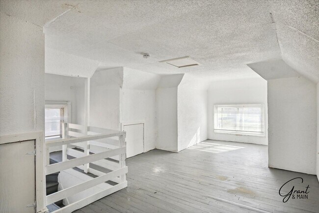 Building Photo - 4 Bedroom newly renovated $1475