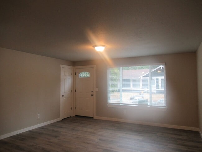 Building Photo - Updated 3 bedroom, 1.75 bath rambler in Covington