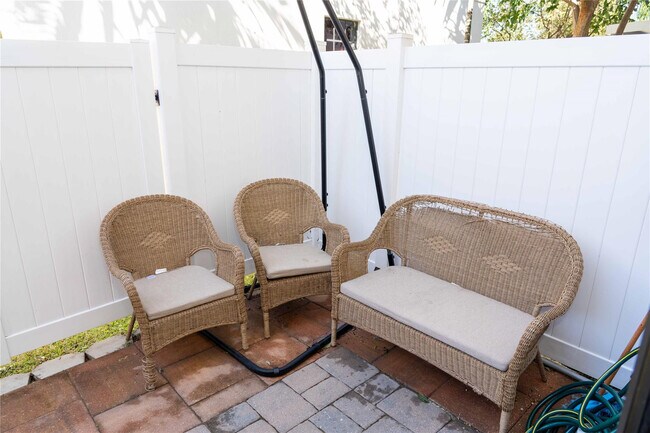 Building Photo - 1176 SW 7th Ct