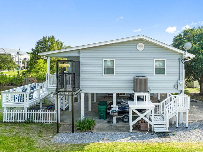 Building Photo - 806 Deer Dr