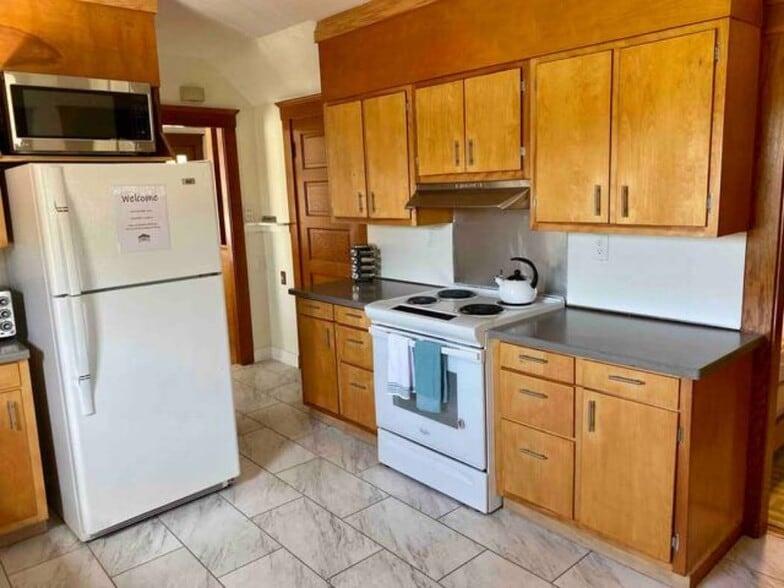 Building Photo - 319 Bridge St