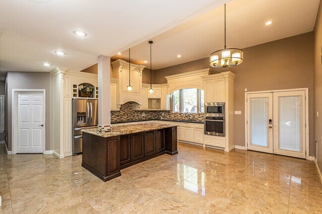 Building Photo - 527 Acacia St