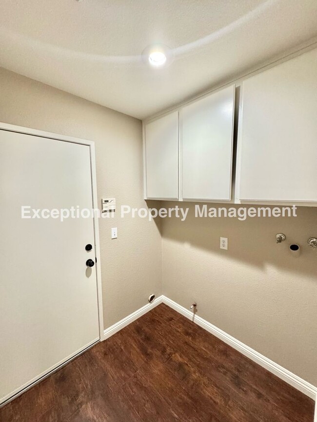 Building Photo - Great 3 bed 2 bath single story