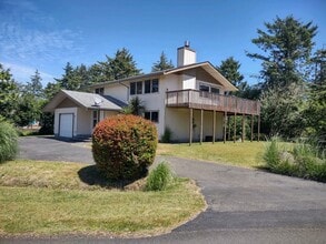 Building Photo - Large 2+ bedroom 2.5 bath home with large ...