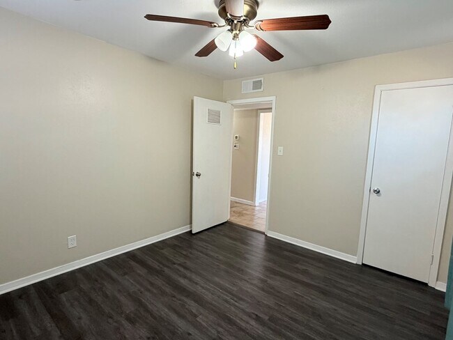 Building Photo - 2434 Beechwood St