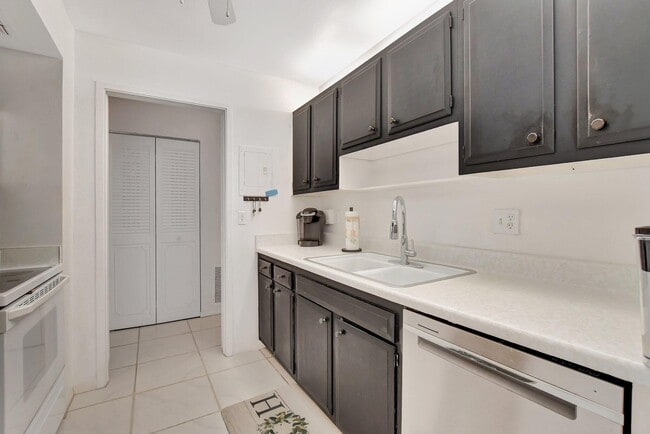 Building Photo - 2121 N Ocean Blvd