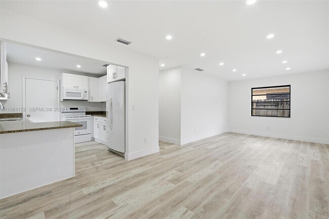 Building Photo - 1281 W 42nd St