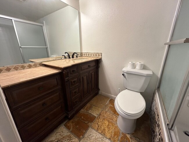 Building Photo - INTRODUCING A COZY AND CONVENIENT 1 BEDROO...