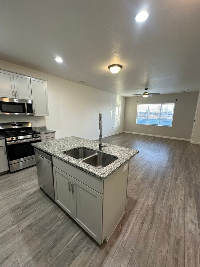 Building Photo - Deposit Moves You In! Modern 3 Bed, 2.5 Bath Townhome in West Haven!