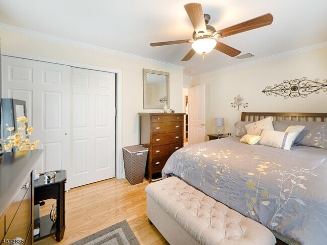 Building Photo - 32 Maple Ave