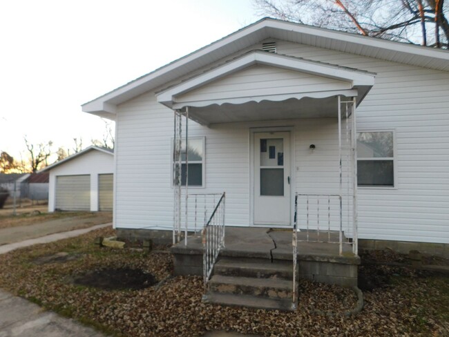 Building Photo - Great 2 bedroom/1 bath home with 2 car gar...