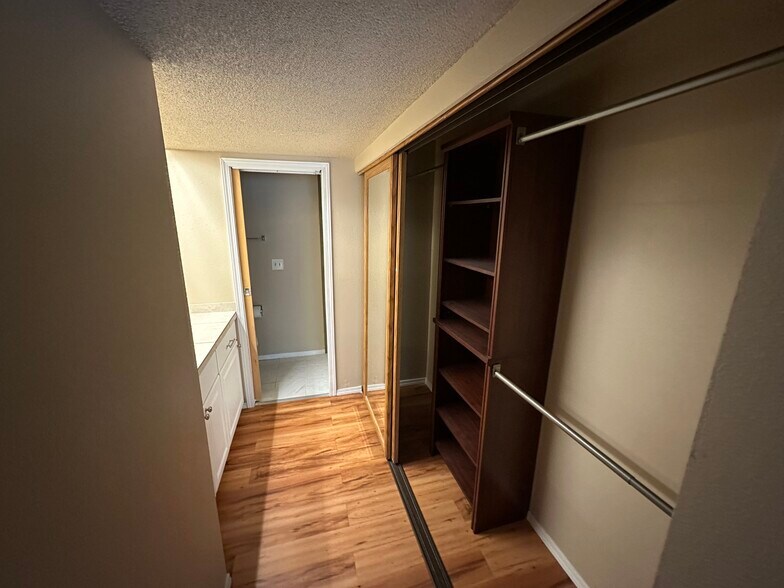 Building Photo - 4641 W Lake Sammamish Pky SE