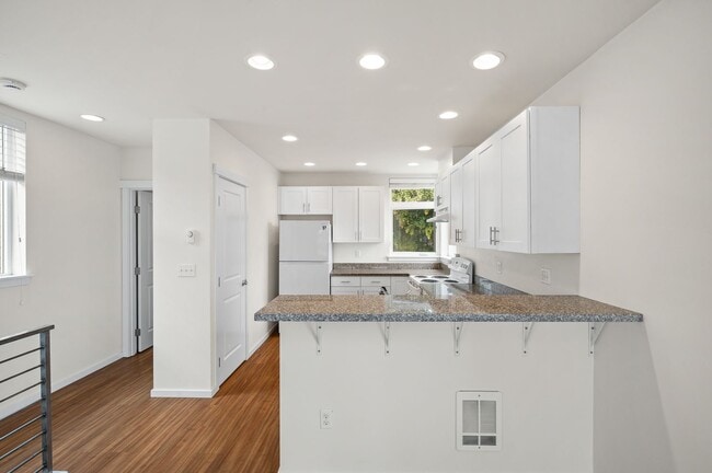 Building Photo - 3027 21st Ave W