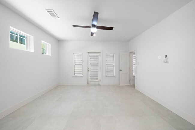 Building Photo - 1015 W 24th St