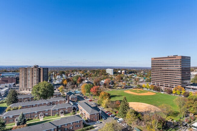 Building Photo - 2000 Linwood Ave