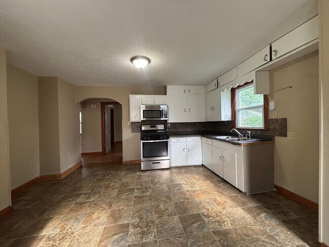 Building Photo - Beautiful 3 bedroom 2 bath in the Phelps g...