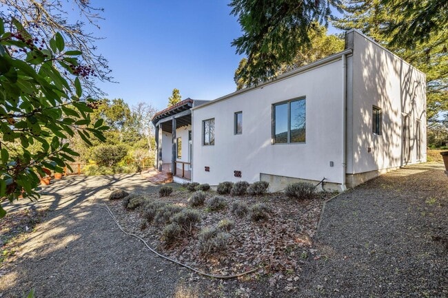 Building Photo - Charming 4BR Home Available in Private Portola Valley Cul de Sac