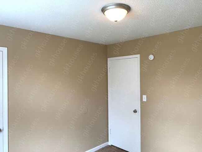 Building Photo - 3 beds 1 baths Pet Friendly (1 pet max)