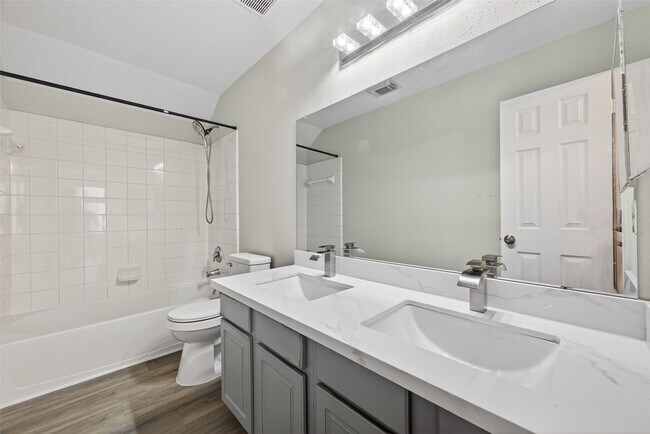 Building Photo - 6915 Great Oaks Shadow Dr
