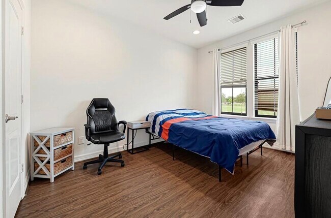 Building Photo - 1531 Woodbend Park W