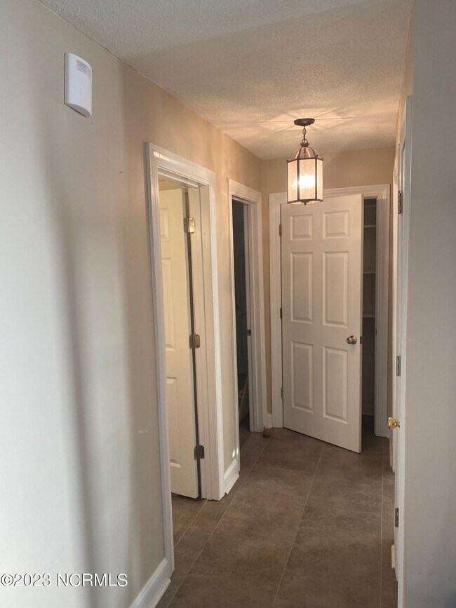 Building Photo - 6433 Country Club Dr