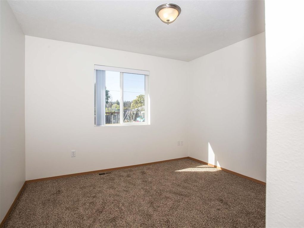 Upstairs bedroom - 4301 N Blake Rd