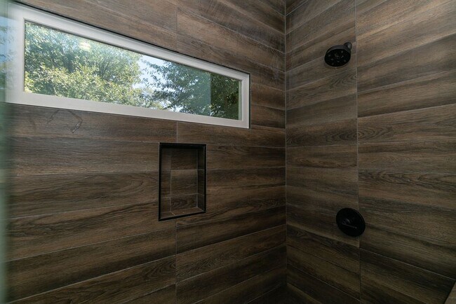 Building Photo - 1084 Sanders Ave SE