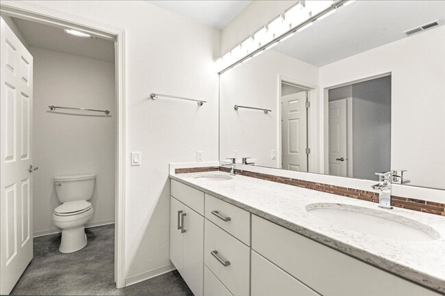 Building Photo - 2-bedroom 2-bathroom condo, located steps from the Boise River Greenbelt