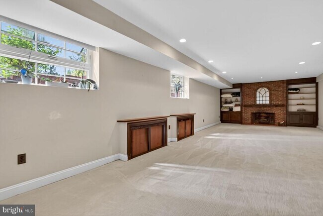 Building Photo - 5553 Little Falls Rd