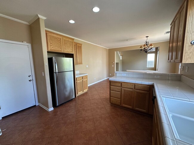 Building Photo - Beautiful 3 Bed, 2.5 Bath Two Story Garin ...