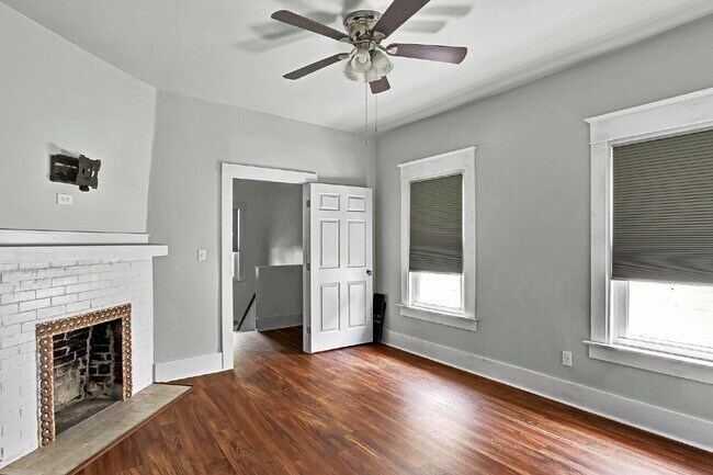 Building Photo - 4 bedroom 3 bath Springfield home